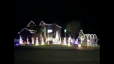 MUSICAL LIGHTS! Texas family syncs holiday display to Selena song - ABC15 Digital