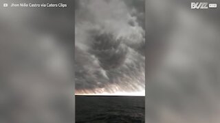 Un nuage arcus impressionnant a surpris des marins