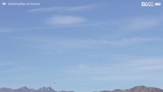 Kampfly flyver rundt i Californien