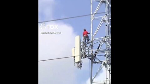MAN CLIMBS 150 FOOT TALL🛜📡🚷🚨CELL TOWER IN MIAMI FLORIDA📡👨‍🔧📳💫