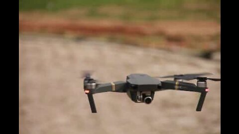 Drone choca em pinheiro durante sessão de motocross