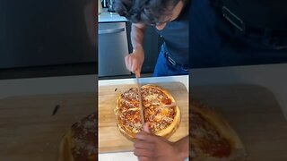 HOW TO CUT PIZZA 🍕 😎