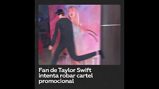 Fan de Taylor Swift intenta llevarse de un cine de Guadalajara un cartel promocional