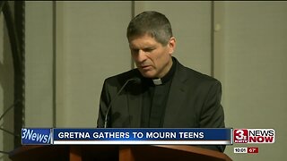 Gretna gathers to mourn teens