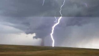En mann fra Wyoming filmer tornadoen samtidig som lynet slår ned