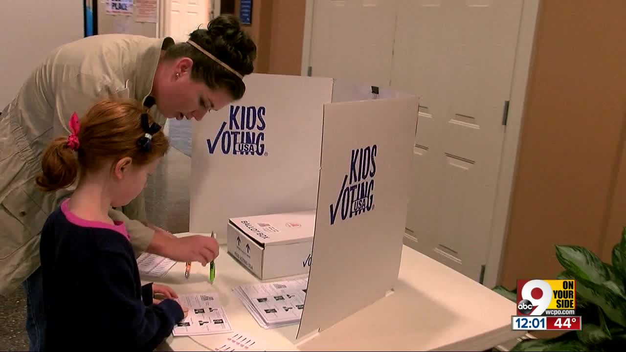 Mother teaches daughter how to vote and what it means