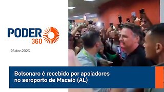Bolsonaro é recepcioado por uma multidão de pessoas que esperavam no aeroporto de Maceió/Alagoas.