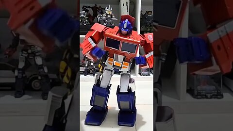 Optimus Prime Transformers Robosen - fighting moves #like&subscribe #robosen #comicavedubai