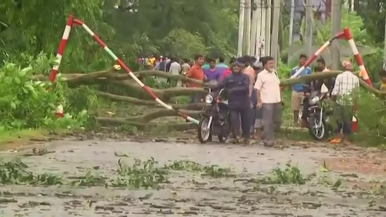 Cyclone kills at least 14 in India, Bangladesh