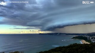 Un orage impressionnant transforme le jour en nuit