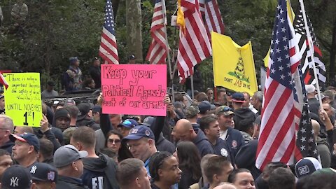USA: First responders protest outside Mayor de Blasios NYC residence against vaccine mandates