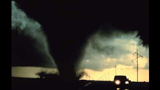Trovões iluminam assustador tornado em Dallas