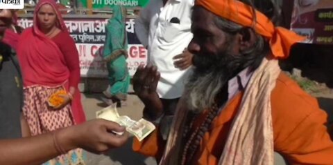 GIVING 500-1000 RS MONEY TO BEGGERS