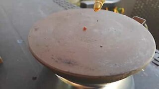 O efeito de Leidenfrost numa gota de café e um fogão elétrico