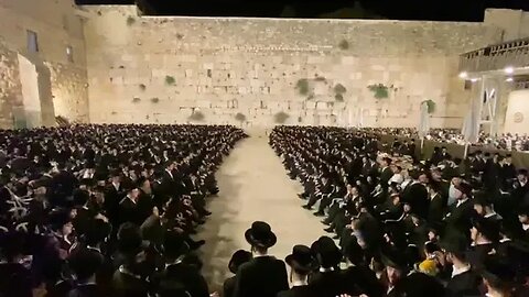 Hundreds sing “I Believe,” Ani Maamin at Kotel in Jerusalem