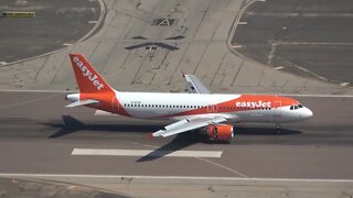 London Gatwick flight EZY6533, comes in for Landing at GIBRALTAR, Extreme Airport, 4K