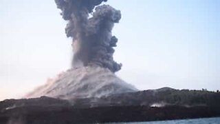 Indonesia: il vulcano Krakatoa esplode in diretta