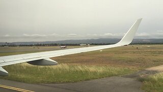 Qantas B737 landing at cloudy Adelaide