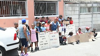 SOUTH AFRICA - Cape Town - Bheki Cele visit Ayesha Kelly's family (video) (Gcu)