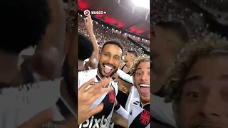 Figueiredo filmando e cantando com a torcida - Flamengo 0x1 Vasco