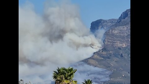 !!BREAKING NEWS!! Table Mountain fire "rages out of control" in Cape Town