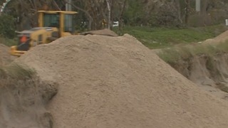 Rough surf & gusty winds hit hard at Bathtub Beach