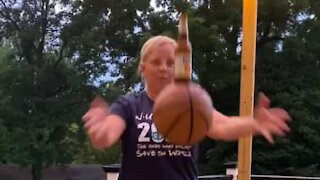 Senhora falha o Basketball Beer Challenge