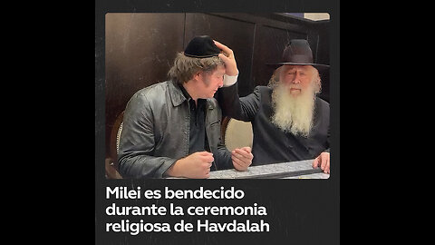 Javier Milei recibe la bendición de un reconocido rabino durante una ceremonia judía