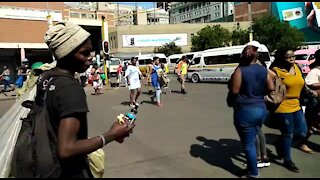 SOUTH AFRICA = Johannesburg - JMPD offcies help elderly woman to cross road (videos) (AUv)