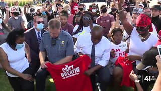 KCMO mayor, police chief take a knee with Plaza protestors