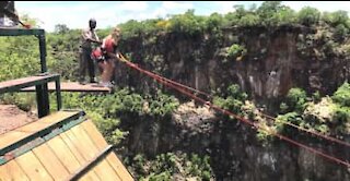 Bungee jumping dalle cascate più alte dell'Africa