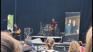 INSANE ONE HANDED GUITAR SOLO!!!