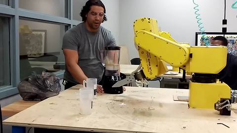 Hilarious Robot Arm Fail (Robot = 1 Human = 0)