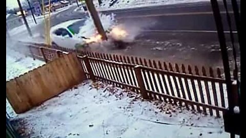 Det skræmmende øjeblik hvor en bil kører ind i en pæl i en amerikansk by