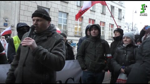 Poseł Grzegorz Braun (Konfederacja Korony Polskiej) i Rafał Mossakowski (Centrum Edukacyjne Polska) na pikiecie Justyny Sochy (STOP NOP) pod Sejmem 01.02.2022 r.