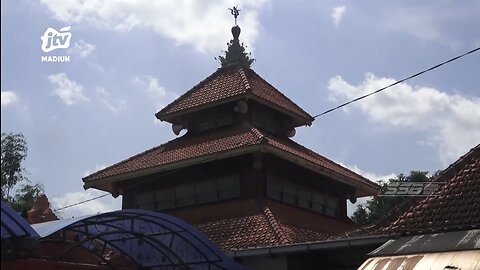 MASJID TERTUA DINGANJUK NUANSA HINDU BUDHA