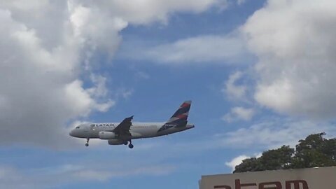 Airbus A319 PR-MHW pousa em Manaus em um desvio