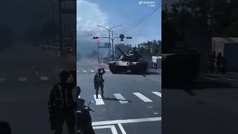 #CHINA: Tanks now moving through the streets of Xiamen, Fujian. #Taiwan #shorts