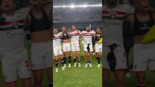 Jogadores do São Paulo comemorando a classificação para a semifinal da Copa do Brasil