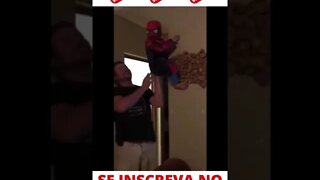 Ajudando o Pequeno Homem Aranha a Escalar