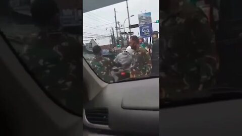 Aksi geber motor di lampu merah yang dilakukan pak tentara bikin netizen puas