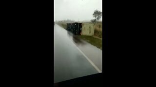 Impressionante: chuva e vento forte tombam caminhões no MS