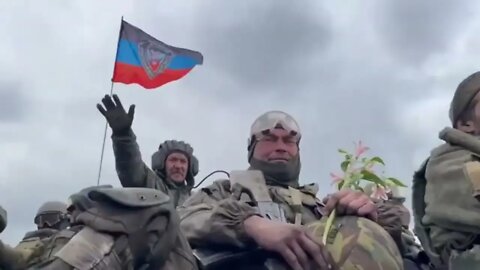 Liberating Mariupol fighters of the "Somali" battalion greeted with flowers returning home