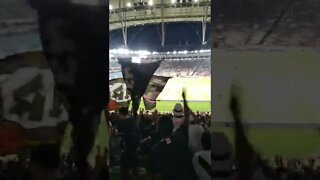 Torcida do Vasco cantando e a torcida do Flamengo caladinha ouvindo