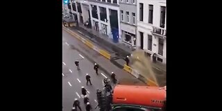 Farmer in Brussels spray Brussels police with liquid manure