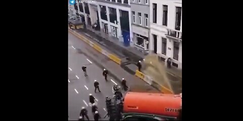 Farmer in Brussels spray Brussels police with liquid manure