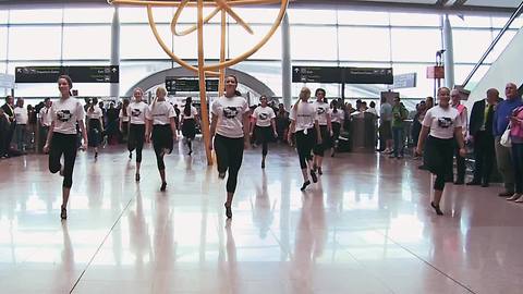 Spectacular Irish dance flash mob in Dublin Airport