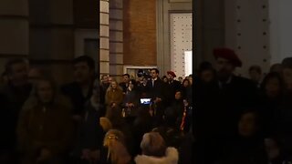 🇪🇸 Creyentes rezan el Rosario frente a la iglesia de Calle Ferraz, Madrid