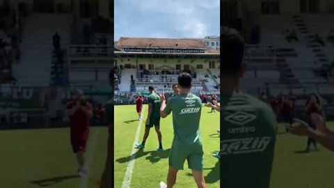 Treino aberto nas Laranjeiras - Cano dançando e levantando a taça