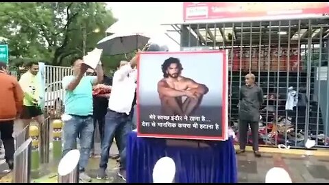 People donating clothes to Actor Ranveer Singh who did nude photoshoot